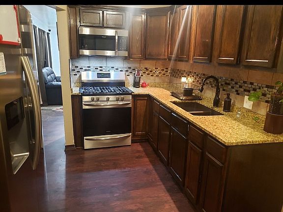 5th image of 1115 E Michigan Dr