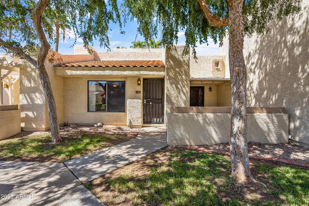 Building Photo - 719 E Lola Dr