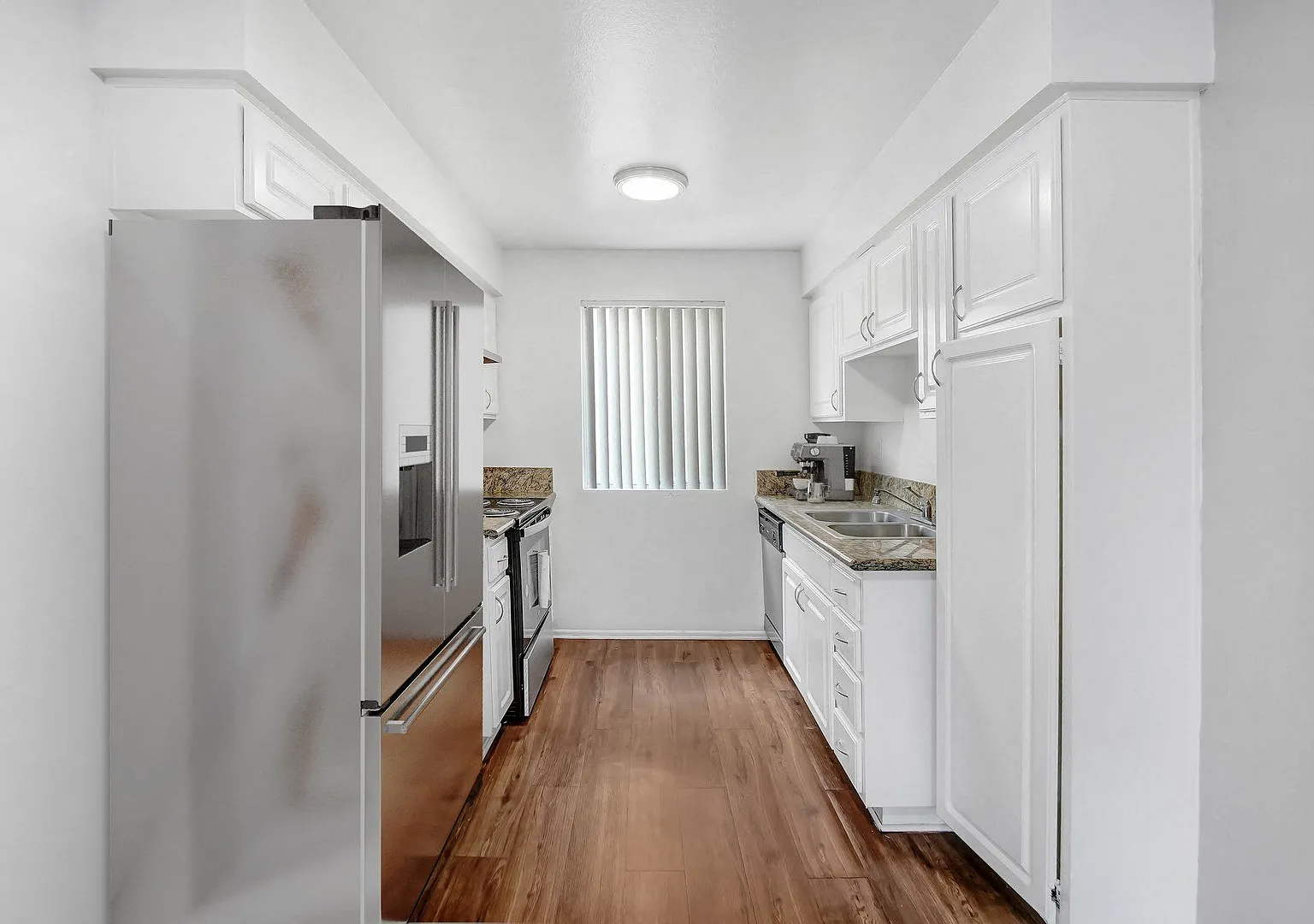 Sherman Plaza Apartments — Photo 1