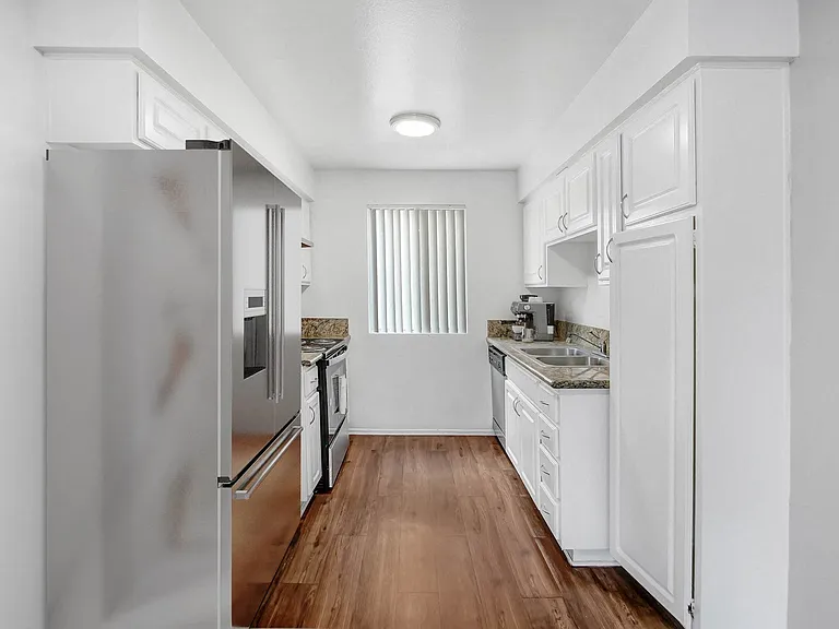 Sherman Plaza Apartments — Photo 1