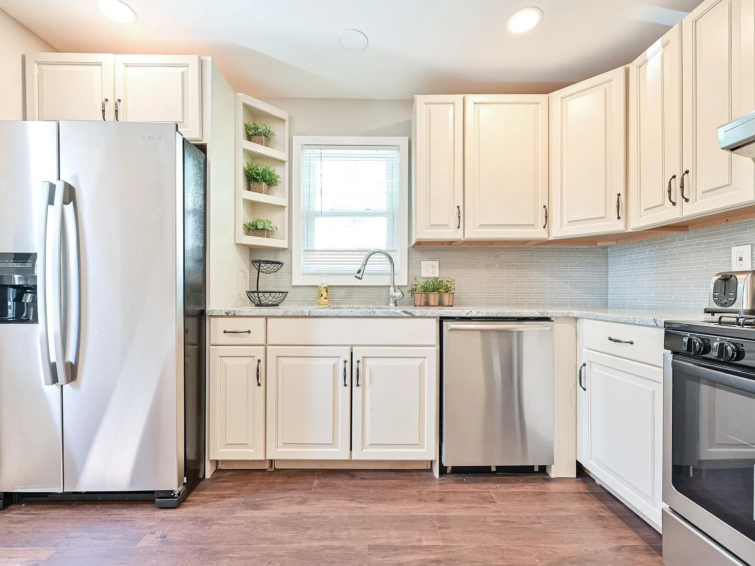 3 bed, 2.0 bath, $2,600 — Photo 2