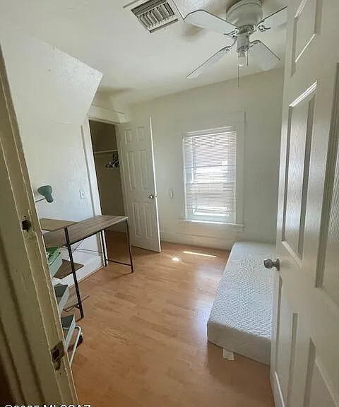 914 E 6th St — Photo 34