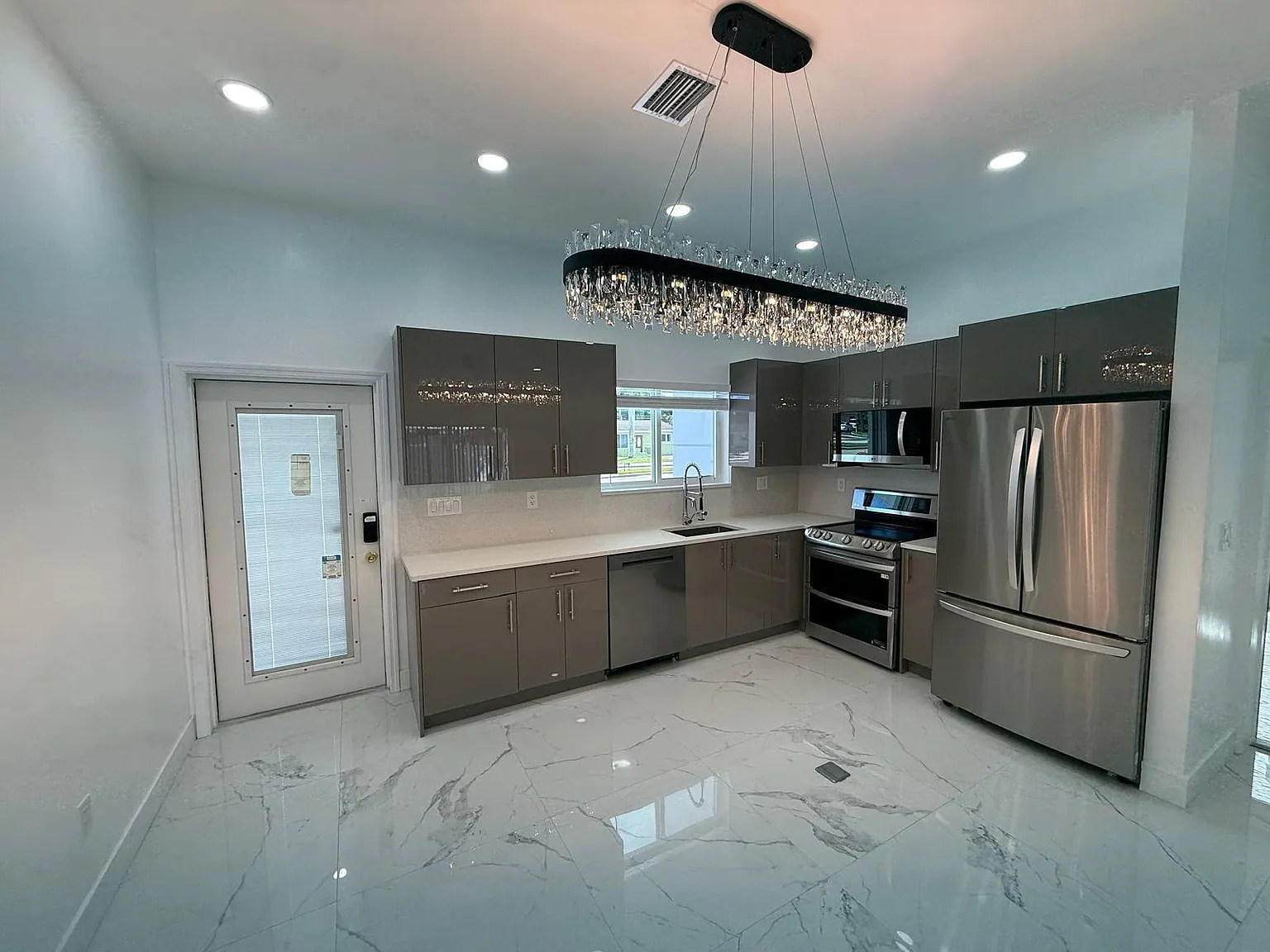 4 bed, 3.0 bath, 1900 sqft, $4,200 — Photo 2