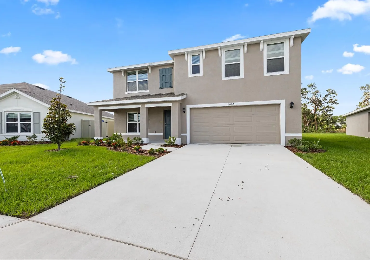 Spacious 5 Bedroom - Fenced In Yard! — Photo 2