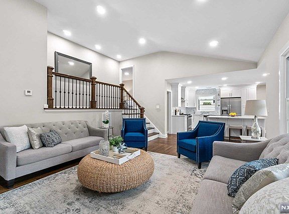 5th image of 385 Canterbury Dr