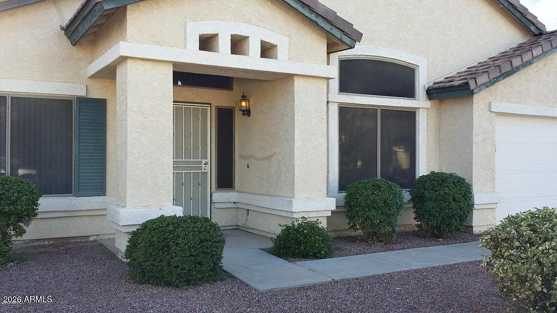 3 bed, 2.0 bath, 2059 sqft, $2,000 — Photo 1