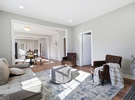 5th image of 2955 E Point St