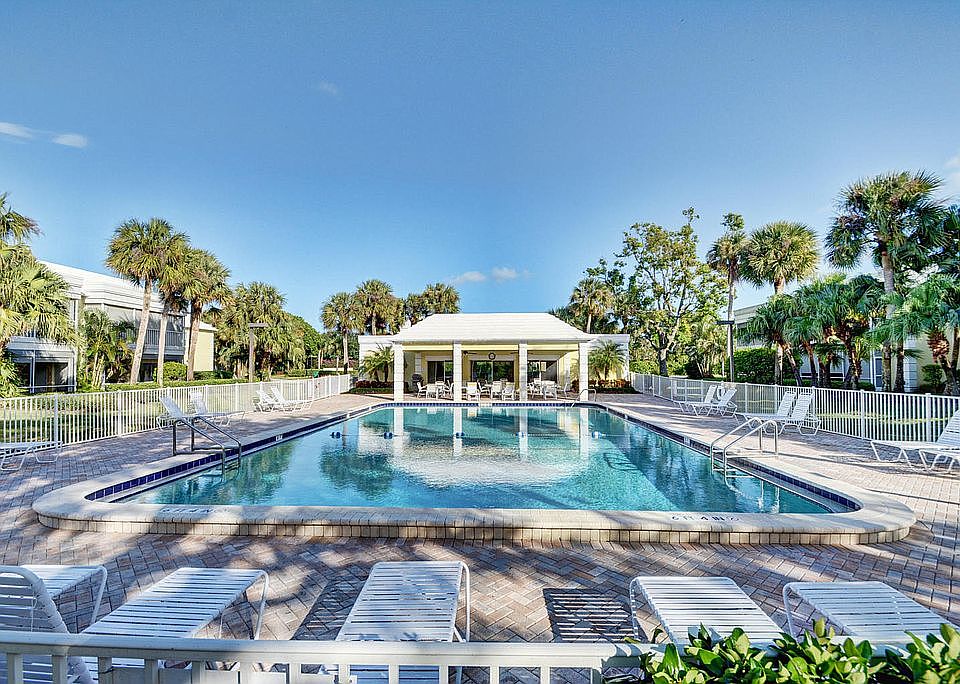 CLUBHOUSE/HEATED/ POOL