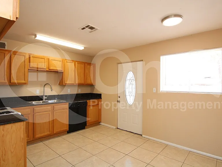 4312 E Burgess Ln — Photo 3