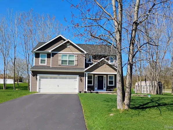 1760 Stonehouse Dr, Gregory, MI 48137