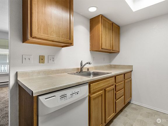 4th image of 1121 S Woodlawn St #1