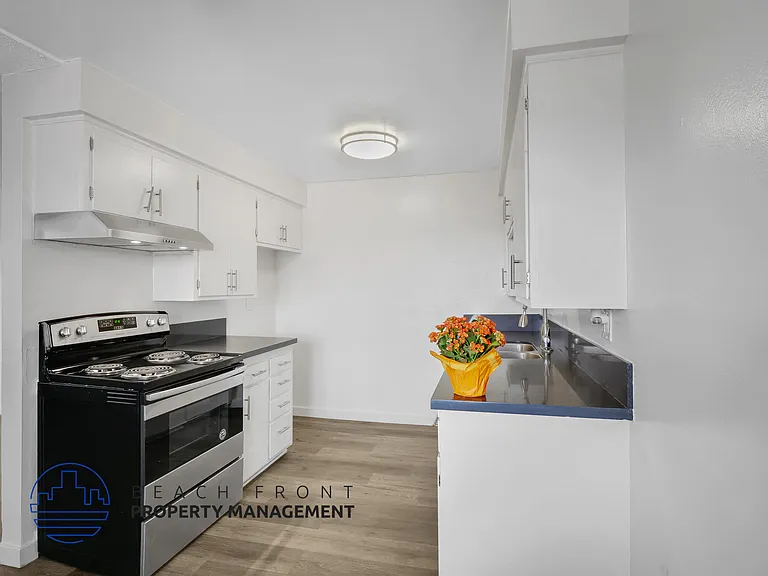 1576 Elm Ave — Photo 2