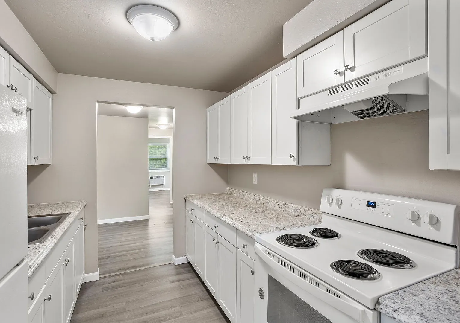 2035 Eastman Avenue — Photo 1