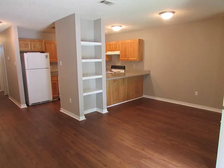 Royal Oaks Apts — Photo 6
