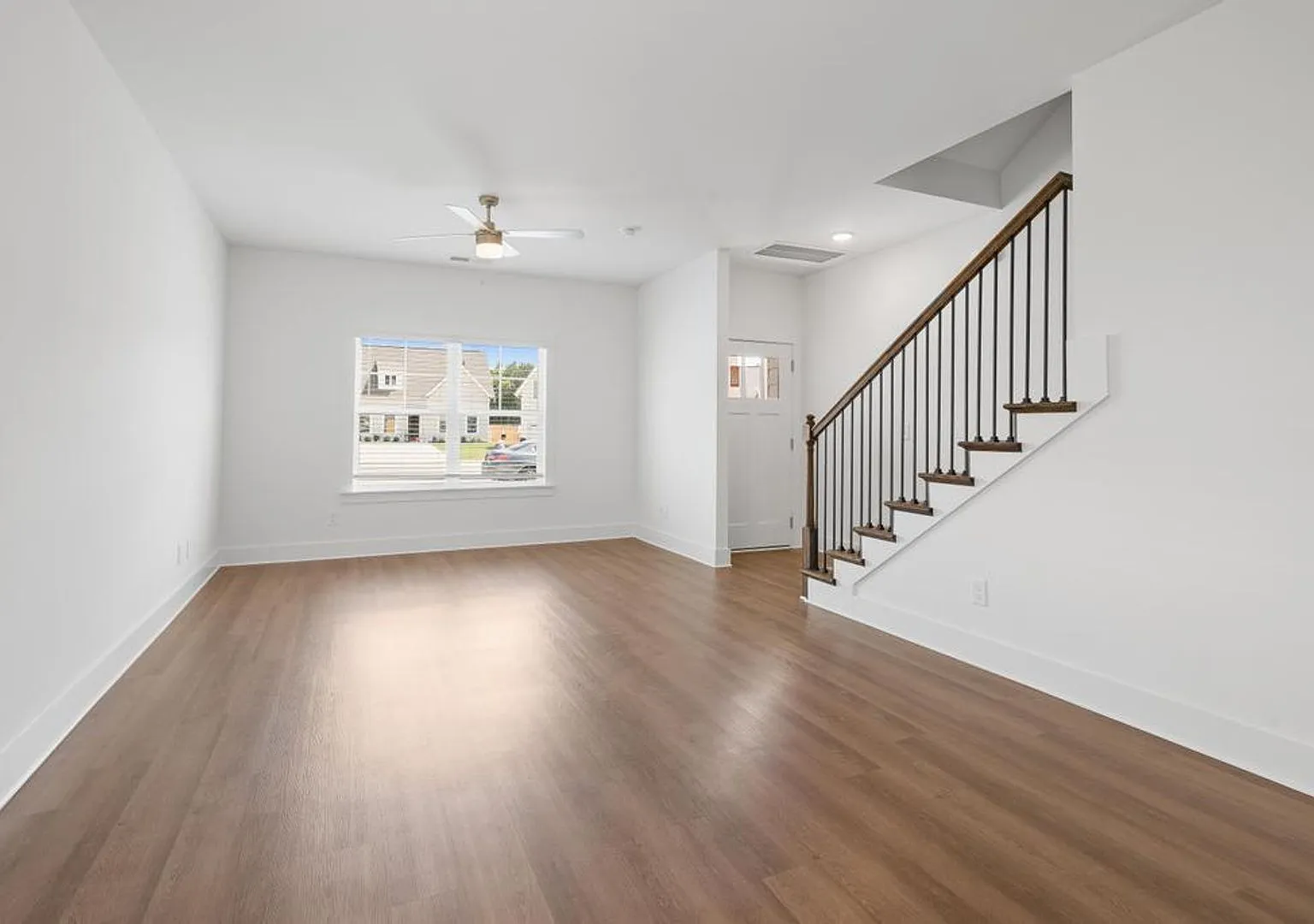 Spacious 3 Bedroom Home with Bonus Room — Photo 3