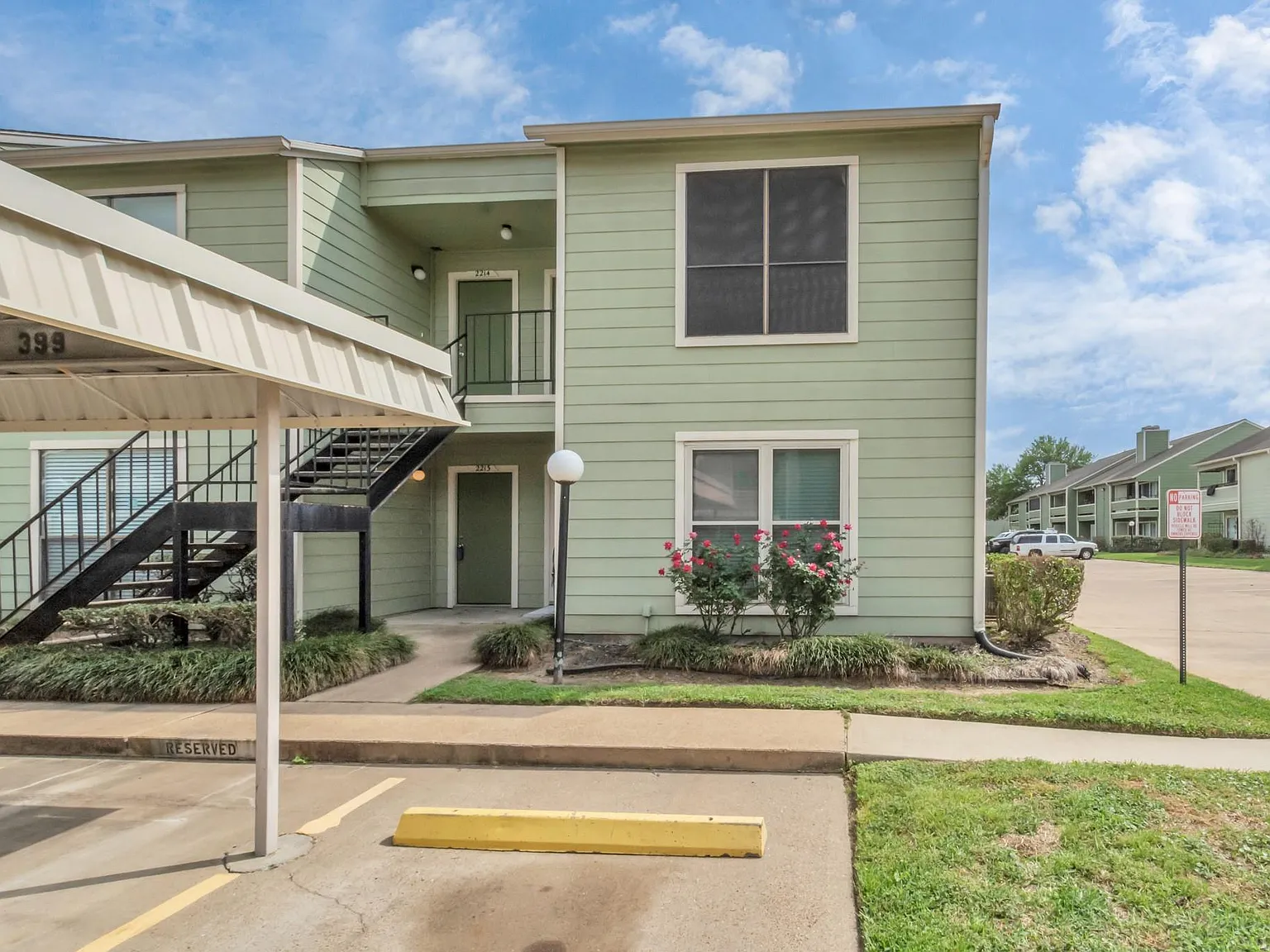 1 bed, 1.0 bath, 863 sqft, $1,325 — Photo 2