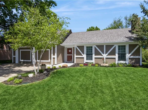 14205 S Summertree Ln, Olathe, KS 66062