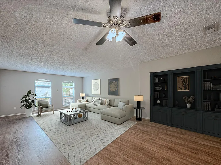 432 N Post Oak Ln — Photo 7