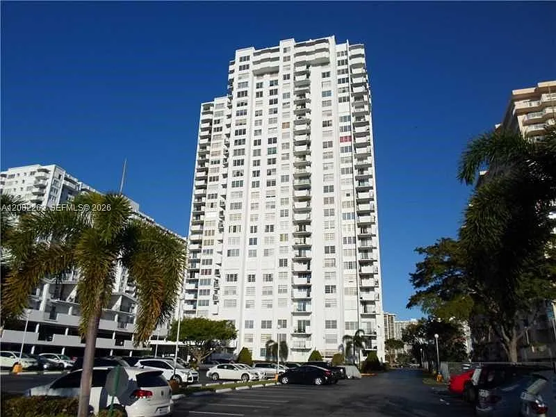 Commodore Plaza Condo — Photo 2