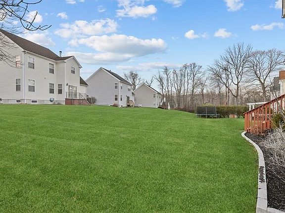 3rd image of 32 Mill Pond Ln