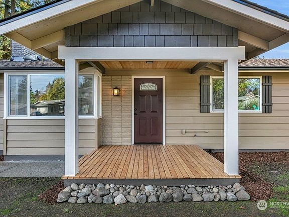 4th image of 19429 aurora Drive E