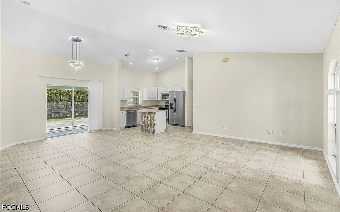 4 bed, 2.0 bath, 1638 sqft, $2,400 — Photo 1