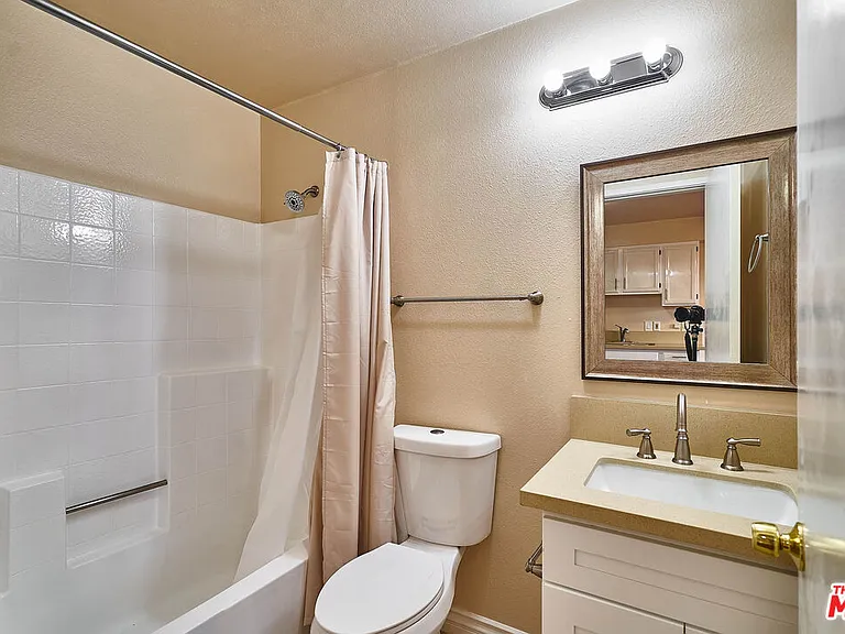 820 S Saint Andrews Pl #203 — Photo 6