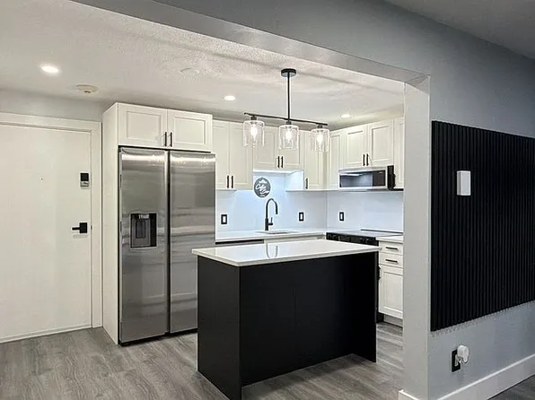 1190 Charles St APT 23, Lincoln, RI 02865