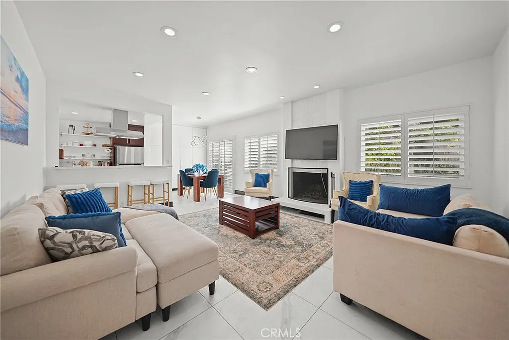 1 bed, 693 sqft, $5,950 — Photo 3