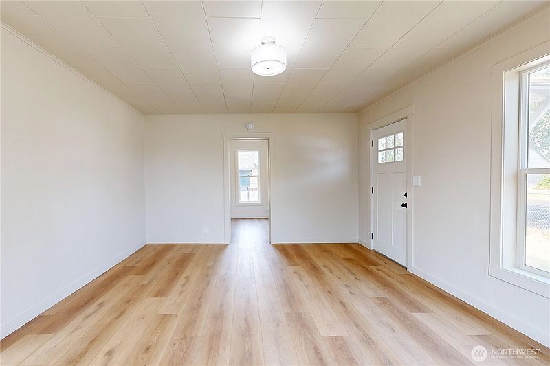 3rd image of 711 Robbins Street
