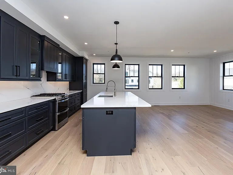 981 Henry Ave — Photo 19
