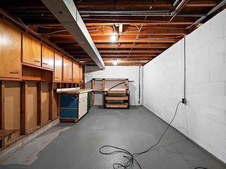 Lower level storage area w/cabinets