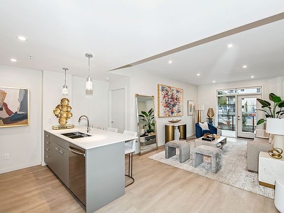 3rd image of 1301 Burnside Rd W #1307480