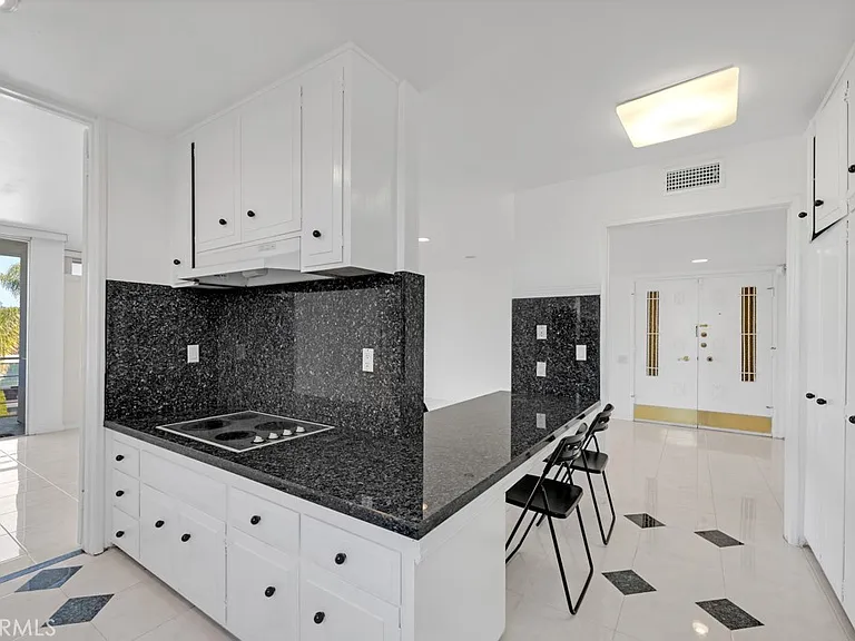 5301 Balboa Blvd — Photo 16