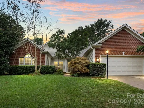 722 Meadow Lake Dr, Matthews, NC 28105