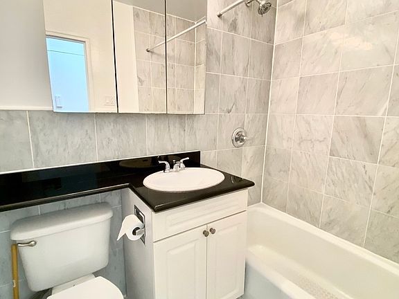 5th image of 882 Lexington Ave #2
