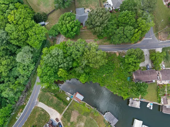 Dogwood Cir, Muscle Shoals, AL 35661