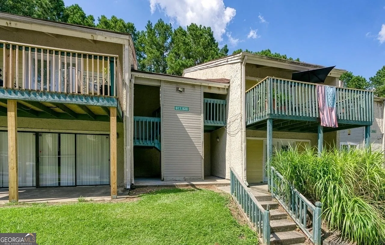 2 bed, 2.0 bath, 1168 sqft, $1,400 — Photo 1