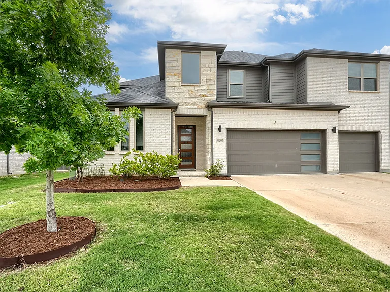 929 Newcastle Dr — Photo 1