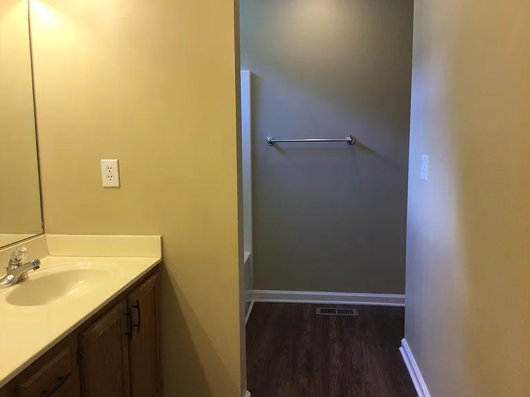 1321 Kenwood St — Photo 9