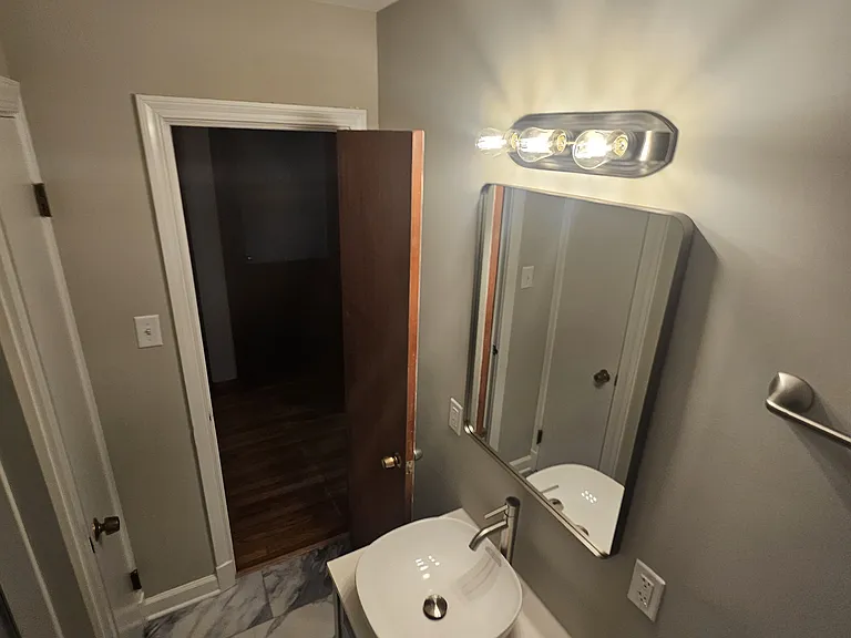 Newly remodeled full bathroom.