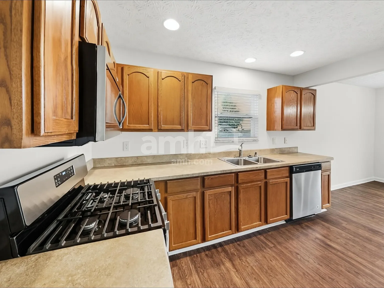 3 bed, 2.5 bath, 1689 sqft, $2,365 — Photo 4