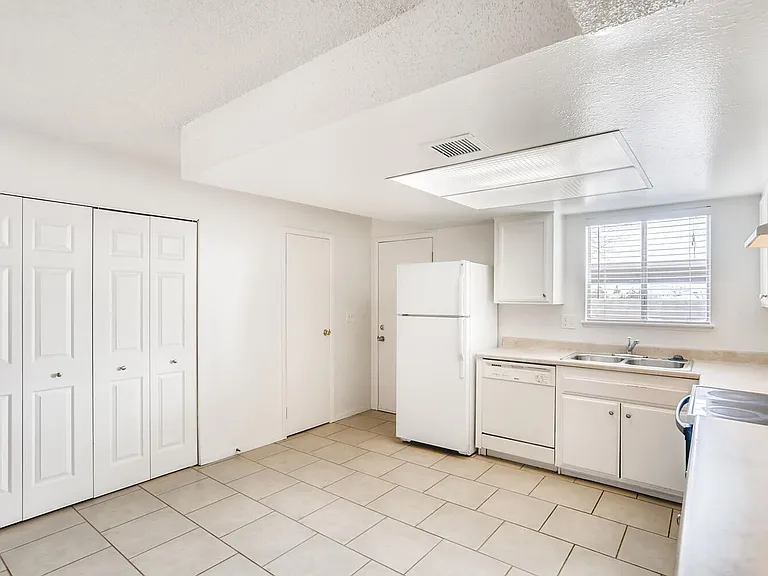 6227 W Washington Ave — Photo 11