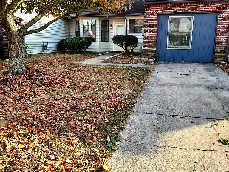 12 Heywood Ln — Photo 2