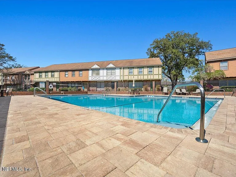 8140 Sutton Pl E — Photo 39
