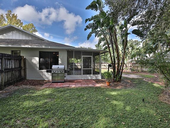 4th image of 292 Rose Dr