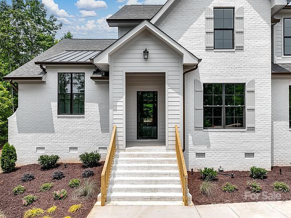 2nd image of 733 Barbary Pl