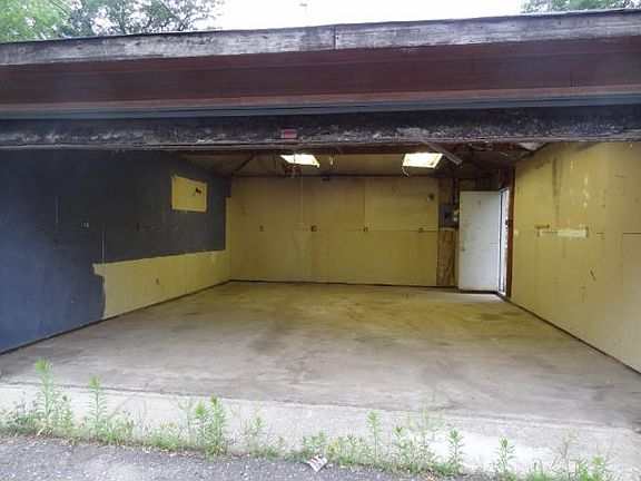 3rd image of 2833 Central Ave NE