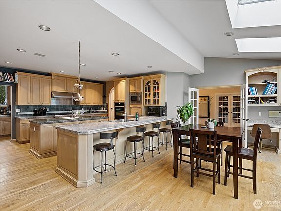 5th image of 1018 254th Avenue NE