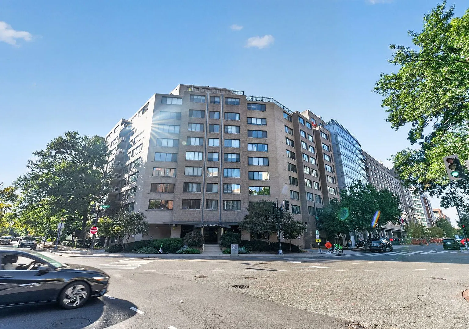 Available Now! Stylish West End Home with Rooftop Pool, 24-Hour Front Desk & Prime Location — Photo 3